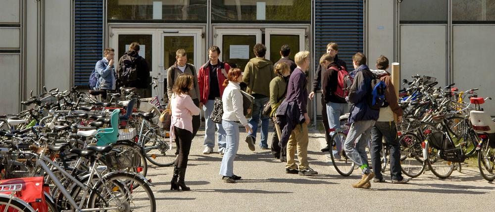 Die Silberlaube der FU Berlin: Viele Studierende kommen mit dem Rad. Doch den Radwegeneubau auf der Thielallee hat der Berliner Senat vorerst auf Eis gelegt.