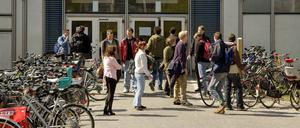 Die Silberlaube der FU Berlin: Viele Studierende kommen mit dem Rad. Doch den Radwegeneubau auf der Thielallee hat der Berliner Senat vorerst auf Eis gelegt.