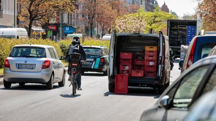 Für die Lieferung von Waren wird in zweite Reihe geparkt. 