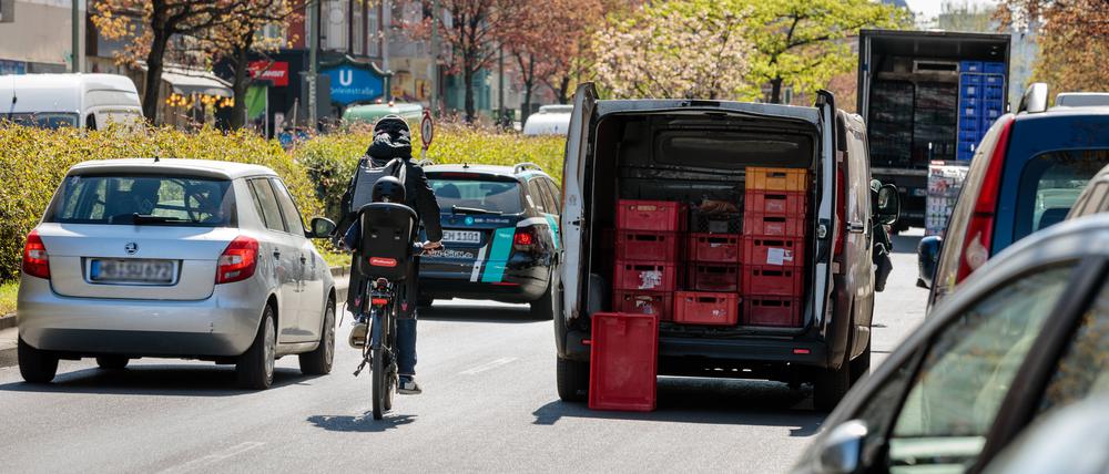 Für die Lieferung von Waren wird in zweite Reihe geparkt.