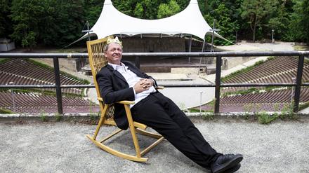 Humorist vor leerer Arena. Den Schaukelstuhl wird Rainald Grebe Ende Juli wohl zu Hause lassen. 