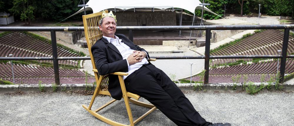 Humorist vor leerer Arena. Den Schaukelstuhl wird Rainald Grebe Ende Juli wohl zu Hause lassen. 