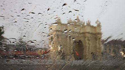 Ein Unwetter am Brandenburger Tor in Potsdam.