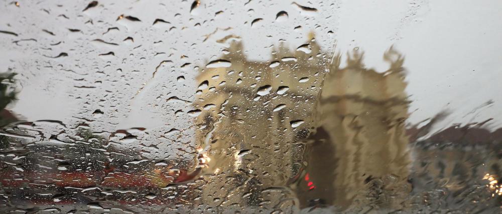 Ein Unwetter am Brandenburger Tor in Potsdam.