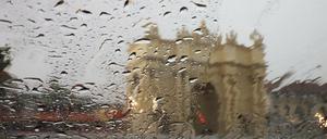 Ein Unwetter am Brandenburger Tor in Potsdam.