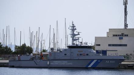 Ein Schiff der griechischen Küstenwache liegt im Hafen der Stadt Kalamata (Symbolbild).