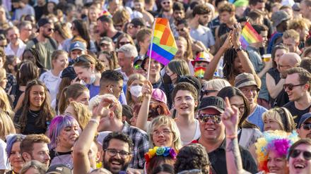 Zahlreiche Menschen feiern in Berlin jedes Jahr beim Christopher Street Day (CSD) mit.