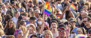 Zahlreiche Menschen feiern in Berlin jedes Jahr beim Christopher Street Day (CSD) mit.