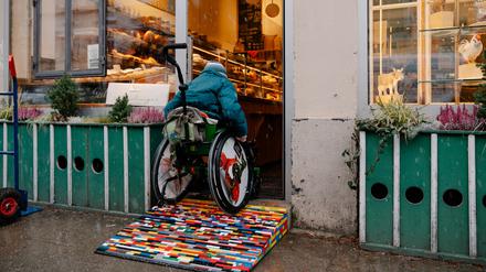 Barrierefrei dank Lego? Zwei Geschwister haben diese Rollstuhlrampe für eine Bäckerei in München gebaut, damit ihr Freund mit seinem Rollstuhl in den Laden gelangen kann.