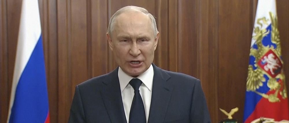 Putin hat den russischen Sicherheitskräften und der Bevölkerung nach der Zerschlagung der Revolte der Privatarmee Wagner für ihren Rückhalt gedankt.