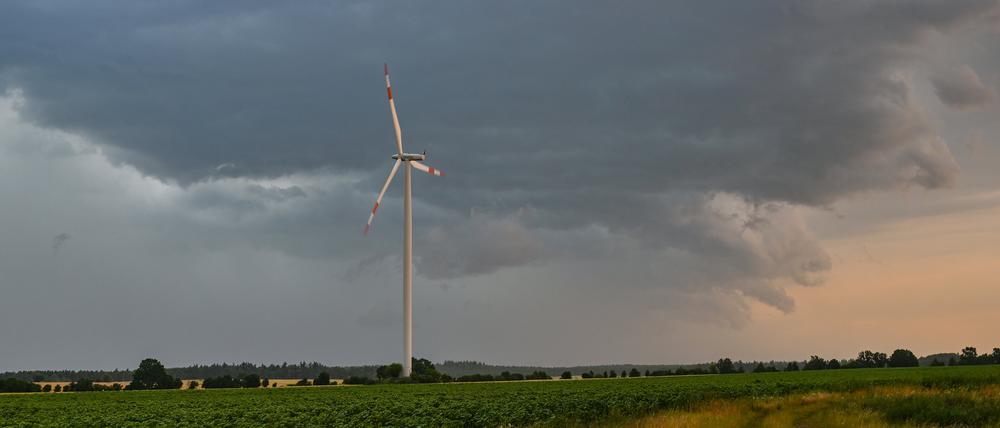 Dunkle Gewitterwolken ziehen über die Landschaft im Osten des Landes Brandenburg. 
