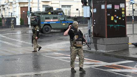 Kämpfer der privaten Söldnertruppe Wagner patrouillieren in der Nähe des Hauptquartiers des südlichen Militärbezirks in der Stadt Rostow am Don (Archivbild).