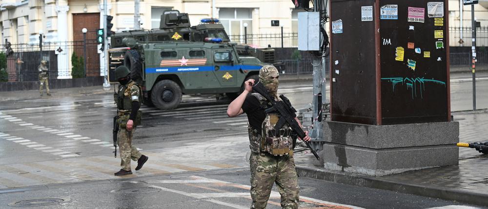 Kämpfer der privaten Söldnertruppe Wagner patrouillieren in der Nähe des Hauptquartiers des südlichen Militärbezirks in der Stadt Rostow am Don (Archivbild).