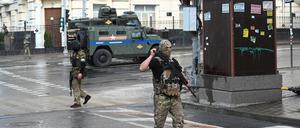 Kämpfer der privaten Söldnertruppe Wagner patrouillieren in der Nähe des Hauptquartiers des südlichen Militärbezirks in der Stadt Rostow am Don (Archivbild).