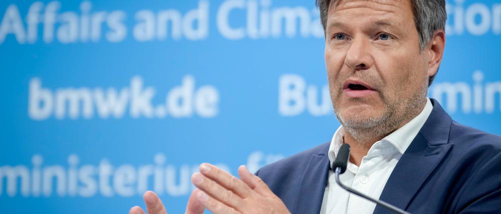 Pressekonferenz des Bundeswirtschaftsministers zum Thema Klimaschutzgesetz und Klimaschutzprogramm Wirtschafts- und Klimaminister Robert Habeck Gruene im Portrait mit besonderer Geste bei der Pressekonferenz zum Thema Klimaschutzgesetz und Klimaschutzprogramm im Bundesministerium für Wirtschaft und Klimaschutz, Berlin , 14.06.2023 Berlin Berlin Deutschland *** Press conference of the Federal Minister of Economy on the topic of climate protection law and climate protection program Economy and Climate Minister Robert Habeck Gruene in portrait with special gesture at the press conference on the topic of climate protection law and climate protection program at the Federal Ministry of Economy and Climate Protection, Berlin , 14 06 2023 Berli