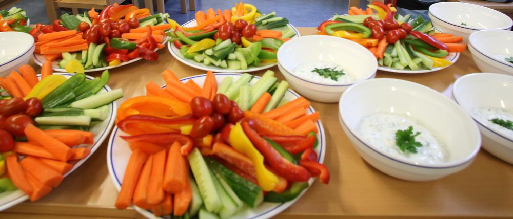 Schüler der Drusenbergschule in Bochum warten auf ihr Mittagessen.