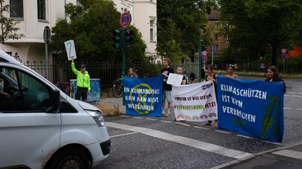 Aktivist:innen blockieren Berufsverkehr in Potsdam.
