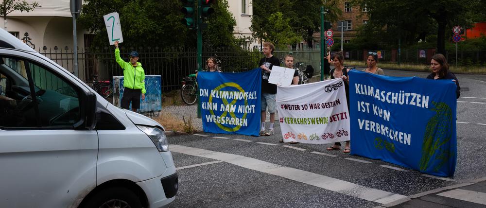 Aktivist:innen blockieren Berufsverkehr in Potsdam.