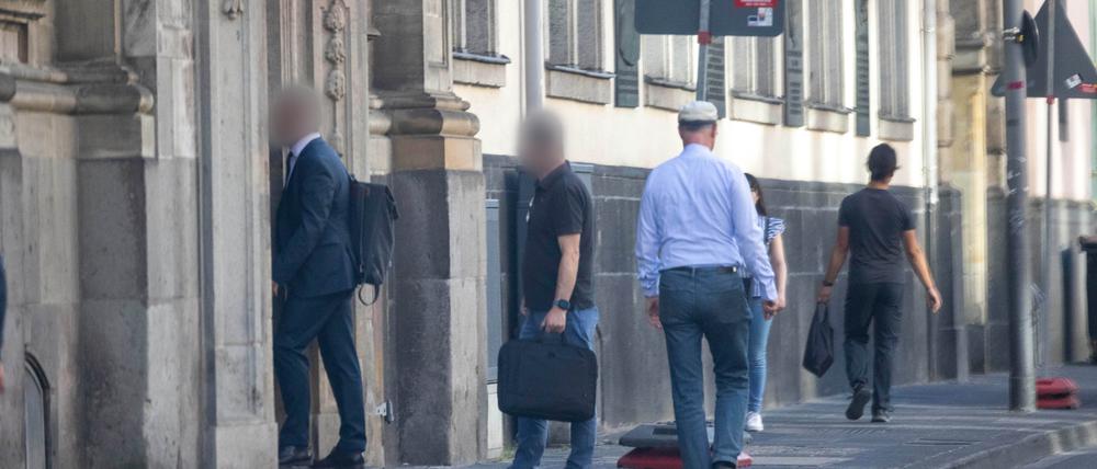 Zivilbeamte gehen in das Erzbischöfliche Generalvikariat in Köln.