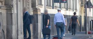 Zivilbeamte gehen in das Erzbischöfliche Generalvikariat in Köln.