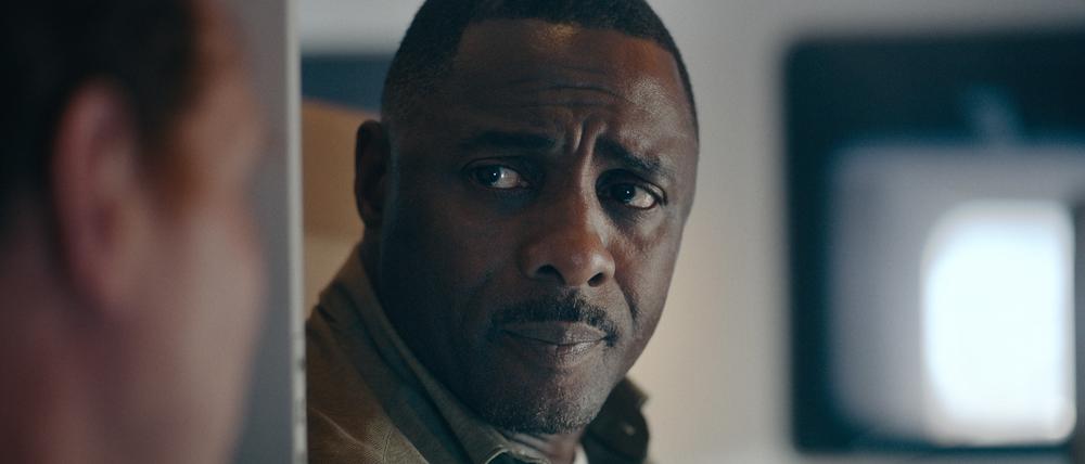 Sam Nelson (Idris Elba) behält auch in schwierigen Situationen den Überblick. 