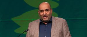 Der Bundesvorsitzende von Bündnis 90/Die Grünen, Omid Nouripour, spricht bei der Landesdelegiertenversammlung von Bündnis 90/Die Grünen Rheinland-Pfalz in Idar-Oberstein. 