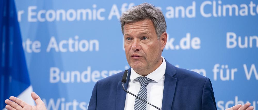Robert Habeck (Bündnis 90/Die Grünen), Vizekanzler und Bundesminister für Wirtschaft und Klimaschutz, spricht bei einer Pressekonferenz nach einem Treffen mit dem Minister für Wirtschaft, Finanzen und industrielle und digitale Souveränität aus Frankreich, und dem Wirtschaftsminister von Italien. 