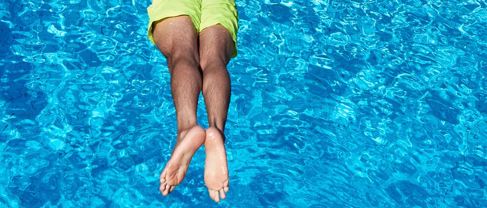 07.06.2023, Hamburg: Ein Mann springt vom Zehnmeter Turm in das Becken im Sommerfreibad Kaifu-Bad. Foto: Georg Wendt/dpa +++ dpa-Bildfunk +++
