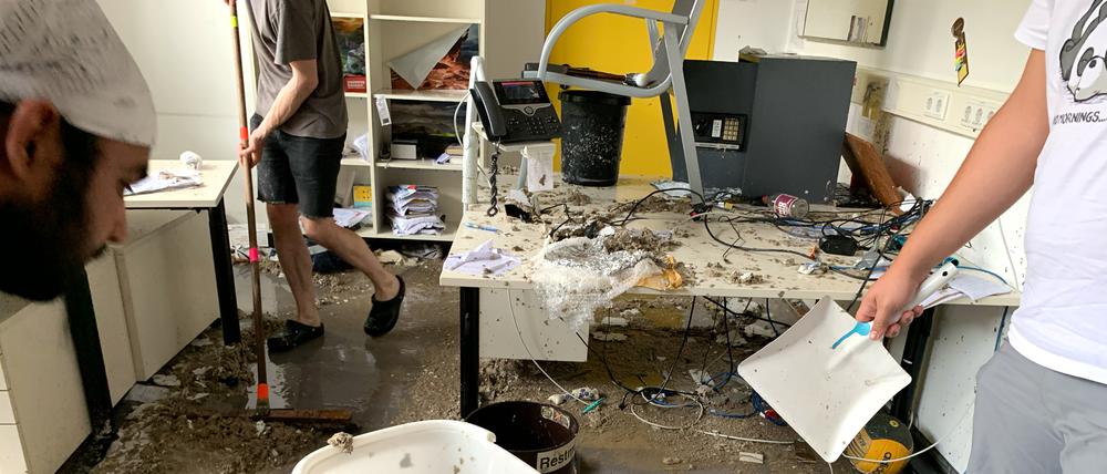 Aufräumarbeiten an der TU nach einem Wasserschaden. Drei wichtige Bauvorhaben der Uni sind jetzt nicht in die Investitionsplanung des Landes aufgenommen.
