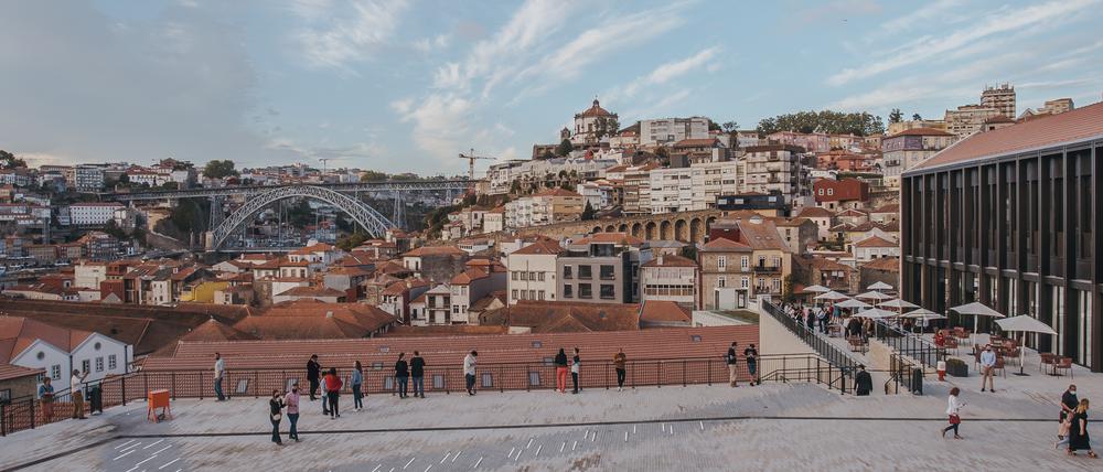 Von der Terrasse der World of Wine blicken Besucher auf die Brücke über den Douro.