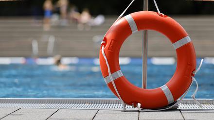 Immer mehr Menschen in Deutschland können nicht gut schwimmen. Das sorgt für gefährliche Situationen in den Bädern.
