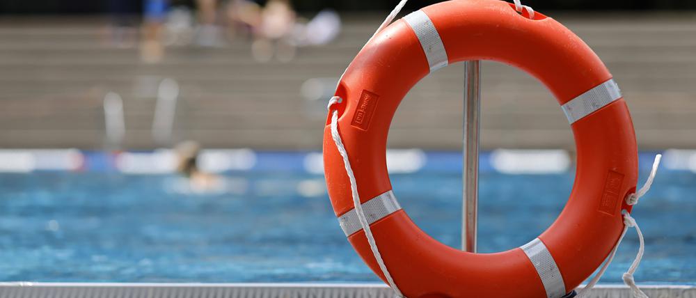 Immer mehr Menschen in Deutschland können nicht gut schwimmen. Das sorgt für gefährliche Situationen in den Bädern.