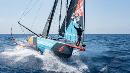 Boris Herrmann zitterte sich am Dienstag ins Ziel in Genua. Die „Malizia“ gewinnt damit abermals eine Ocean-Race-Etappe. 