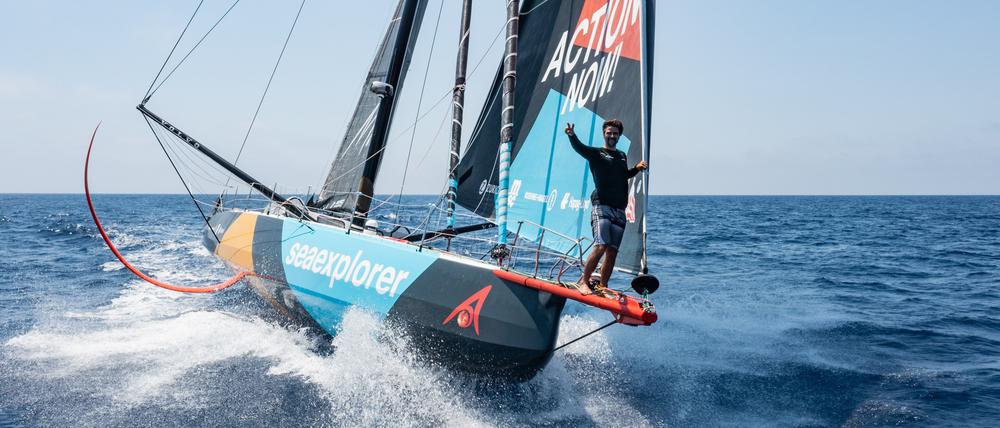 Boris Herrmann zitterte sich am Dienstag ins Ziel in Genua. Die „Malizia“ gewinnt damit abermals eine Ocean-Race-Etappe.