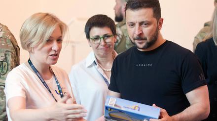 Präsident Wolodymyr Selenskyi sprach auf der Eröffnung mit Händlern und Gästen und lobte die Eigenständigkeit der ukrainischen Kultur.
