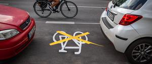 Berlin Reinickendorf , die Ollenhauerstra√üe bekam im Rahmen der Verkehrswende einen Radweg / Radstreifen. Ob er g√ºltig ist oder nicht ist nicht eindeutig - 22.06.2023 Berlin *** Berlin Reinickendorf , the Ollenhauerstra√üe got as part of the traffic turnaround a bike lane bike lane Whether it is valid or not is not clear 22 06 2023 Berlin