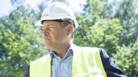 Robert Habeck, Bundeswirtschaftsminister inspiziert eine Wind-zu-Wärme-Anlage.