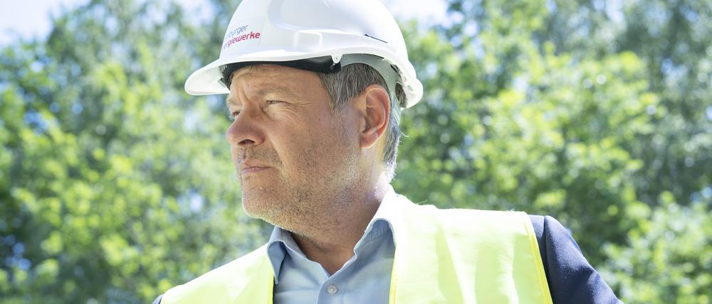 Robert Habeck, Bundeswirtschaftsminister inspiziert eine Wind-zu-Wärme-Anlage.