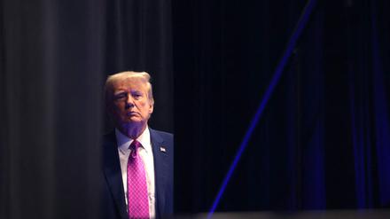 Donald Trump ist für mehrere Vergehen angeklagt. Seine Anhänger scheint das weiterhin nicht zu stören.