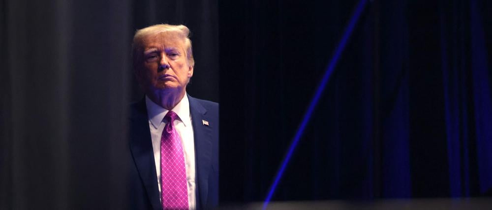 Donald Trump ist für mehrere Vergehen angeklagt. Seine Anhänger scheint das weiterhin nicht zu stören.