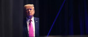 Donald Trump ist für mehrere Vergehen angeklagt. Seine Anhänger scheint das weiterhin nicht zu stören.