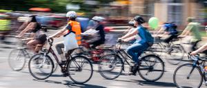 Fahrradfahrer in Berlin-Pankow bei der jährlichen Fahrrad-Sternfahrt des Allgemeinen Deutschen Fahrrad Clubs ADFC durch Berlin.
