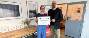 Leonie Moos, Partnerin Ignore Gravity, mit Staatssekretär Michael Biel bei der Übergabe der Fördersumme für das Pilotprojekt.