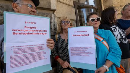 Mitglieder der Partei Die Linke demonstrieren vor dem Justizministerium in der Innenstadt gegen die Abhöraktion der Generalstaatsanwaltschaft. 