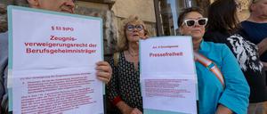 Mitglieder der Partei Die Linke demonstrieren vor dem Justizministerium in der Innenstadt gegen die Abhöraktion der Generalstaatsanwaltschaft. 