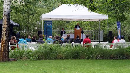 „Provokation als Geschäftsmodell?“ war der Titel der Fachkonferenz im Garten der Villa Schöningen.