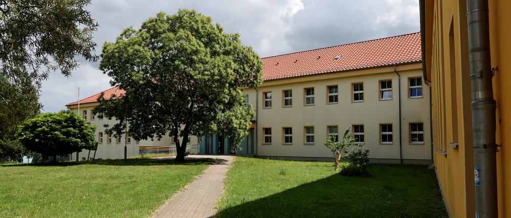27.06.2023, Mecklenburg-Vorpommern, Altentreptow: Blick auf die Schule der 13-jährigen, die nach mutmaßlichem Drogenmissbrauch gestorben ist. Nach dem Tod des Mädchens mutmaßlich durch Einnahme einer Ecstasy-Pille sind vier Tatverdächtige festgenommen worden. Bei ihnen handelt es sich laut Polizeiangaben um Personen im Alter von 16, 17, 17 und 37 Jahren. Foto: Bernd Wüstneck/dpa +++ dpa-Bildfunk +++
