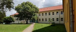 27.06.2023, Mecklenburg-Vorpommern, Altentreptow: Blick auf die Schule der 13-jährigen, die nach mutmaßlichem Drogenmissbrauch gestorben ist. Nach dem Tod des Mädchens mutmaßlich durch Einnahme einer Ecstasy-Pille sind vier Tatverdächtige festgenommen worden. Bei ihnen handelt es sich laut Polizeiangaben um Personen im Alter von 16, 17, 17 und 37 Jahren. Foto: Bernd Wüstneck/dpa +++ dpa-Bildfunk +++