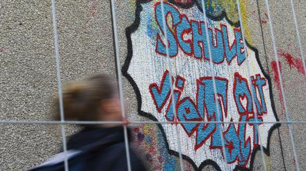 11.04.2019, Berlin: Ein Mädchen läuft an der Fichtenberg-Oberschule im Berliner Steglitz an Graffiti mit dem Schrift "Schule mit Vielfalt" vorbei. (zu dpa-Story "Hakenkreuz im Klassenzimmer: Wie Rechtsextremismus Schulen verunsichert" am 02.05.2019) Foto: Lisa Ducret/dpa +++ dpa-Bildfunk +++ | Verwendung weltweit