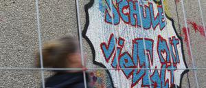 11.04.2019, Berlin: Ein Mädchen läuft an der Fichtenberg-Oberschule im Berliner Steglitz an Graffiti mit dem Schrift "Schule mit Vielfalt" vorbei. (zu dpa-Story "Hakenkreuz im Klassenzimmer: Wie Rechtsextremismus Schulen verunsichert" am 02.05.2019) Foto: Lisa Ducret/dpa +++ dpa-Bildfunk +++ | Verwendung weltweit